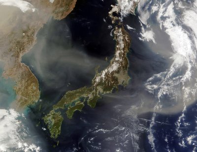 Vue satellite du Japon avec des montagnes enneigées, la verdure printanière aux niveaux inférieurs. Poussière de la Chine continentale soufflant sur la mer du Japon et dans l